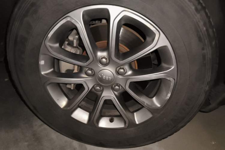 Used Jeep Grand Cherokee 2016 3.0L Comfort Navigation Edition Right Front Wheel Hub