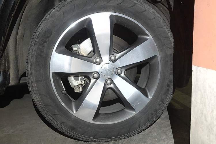 Used Jeep Grand Cherokee 2016 3.6L Luxury Navigation Edition Right Front Wheel Hub