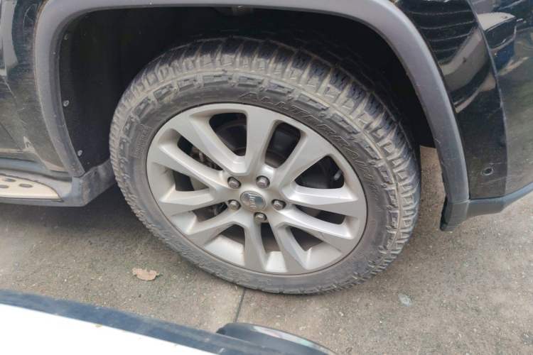 Used Jeep Grand Cherokee 2016 3.0L Comfort Navigation Edition Right Front Wheel Hub