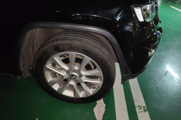 Used Jeep Grand Cherokee 2016 3.0L Comfort Navigation Edition Right Front Wheel Hub