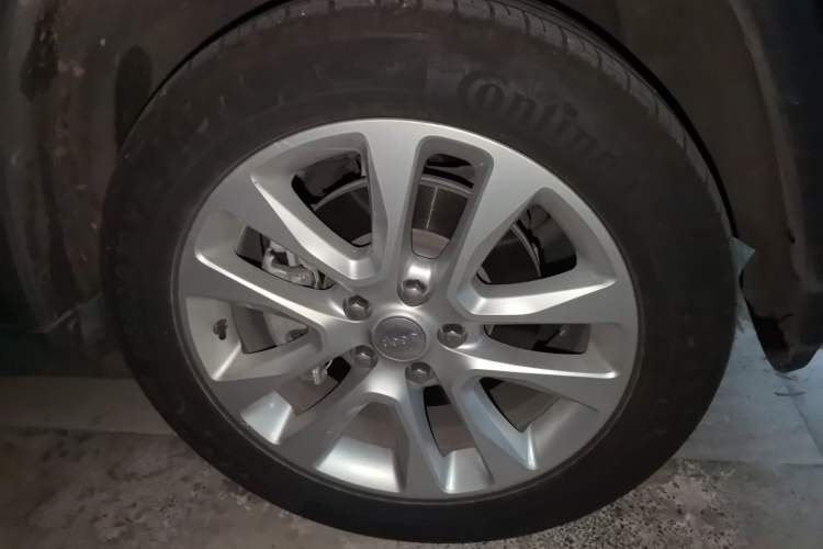 Used Jeep Grand Cherokee 2016 3.0L Comfort Navigation Edition Right Front Wheel Hub