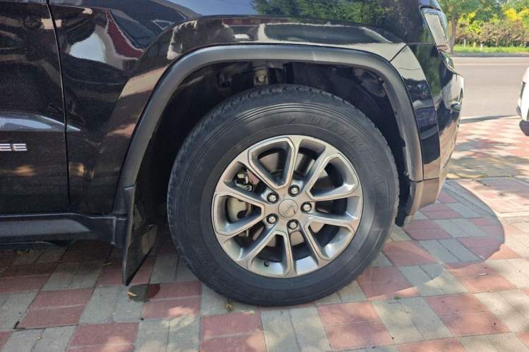 Used Jeep Grand Cherokee 2016 3.0L Comfort Navigation Edition Right Front Wheel Hub