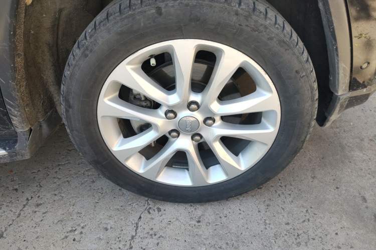 Used Jeep Grand Cherokee 2016 3.0L Comfort Navigation Edition Right Front Wheel Hub