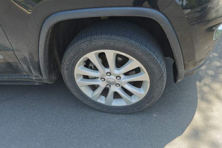 Used Jeep Grand Cherokee 2016 3.0L Elite Navigation Edition Right Front Wheel Hub