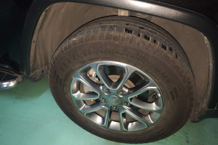 Used Jeep Grand Cherokee 2016 3.0L Comfort Navigation Edition Right Front Wheel Hub