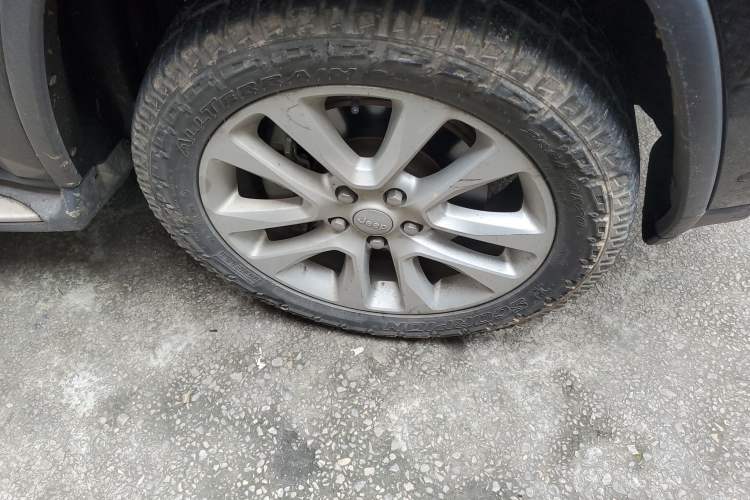 Used Jeep Grand Cherokee 2016 3.0L Comfort Navigation Edition Right Front Wheel Hub
