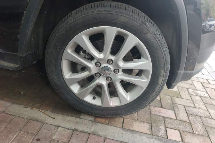 Used Jeep Grand Cherokee 2016 3.0L Comfort Navigation Edition Right Front Wheel Hub