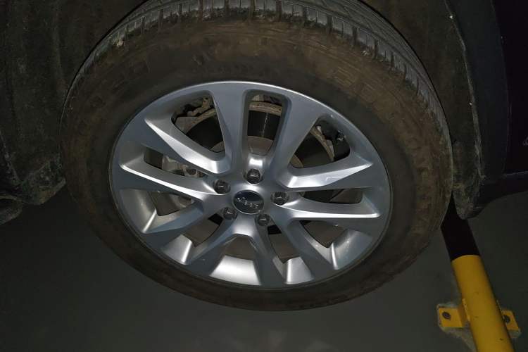 Used Jeep Grand Cherokee 2016 3.0L Comfort Navigation Edition Right Front Wheel Hub