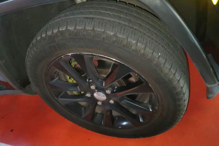 Used Jeep Grand Cherokee 2016 3.0L Comfort Navigation Edition Right Front Wheel Hub