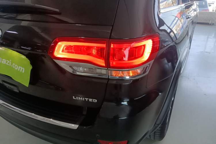 Used Jeep Grand Cherokee 2016 3.0L Comfort Navigation Edition Right Rear Taillight