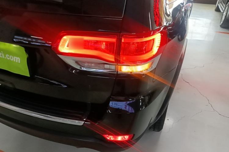 Used Jeep Grand Cherokee 2016 3.0L Elite Navigation Edition Right Rear Taillight
