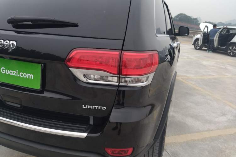 Used Jeep Grand Cherokee 2016 3.0L Comfort Navigation Edition Right Rear Taillight