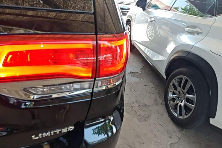 Used Jeep Grand Cherokee 2016 3.0L Comfort Navigation Edition Right Rear Taillight
