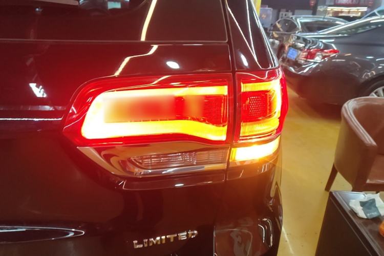 Used Jeep Grand Cherokee 2016 3.0L Comfort Navigation Edition Right Rear Taillight