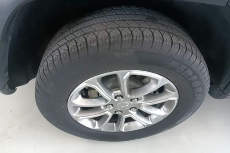 Used Jeep Grand Cherokee 2016 3.0L Comfort Navigation Edition Right Rear Wheel Hub