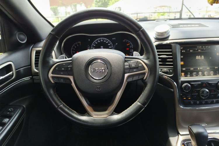 Used Jeep Grand Cherokee 2016 3.0L Comfort Navigation Edition Steering Wheel