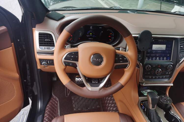 Used Jeep Grand Cherokee 2016 3.0L Comfort Navigation Edition Steering Wheel
