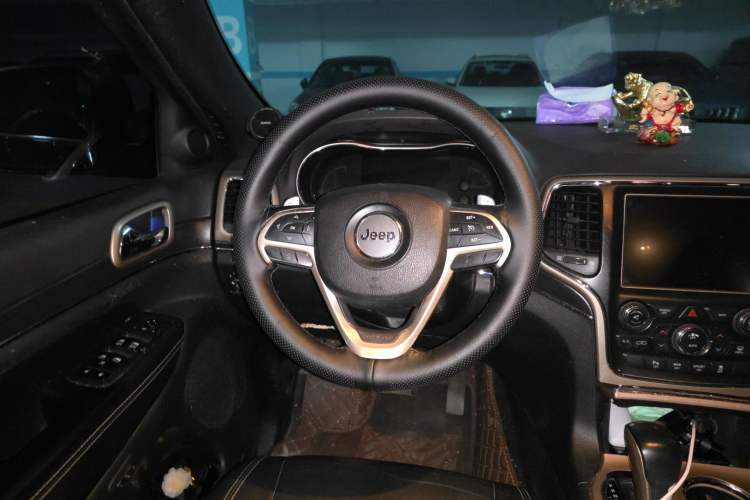 Used Jeep Grand Cherokee 2016 3.0TD Diesel Comfort Navigation Version Steering Wheel