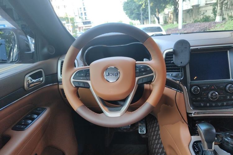 Used Jeep Grand Cherokee 2016 3.0L Comfort Navigation Edition Steering Wheel