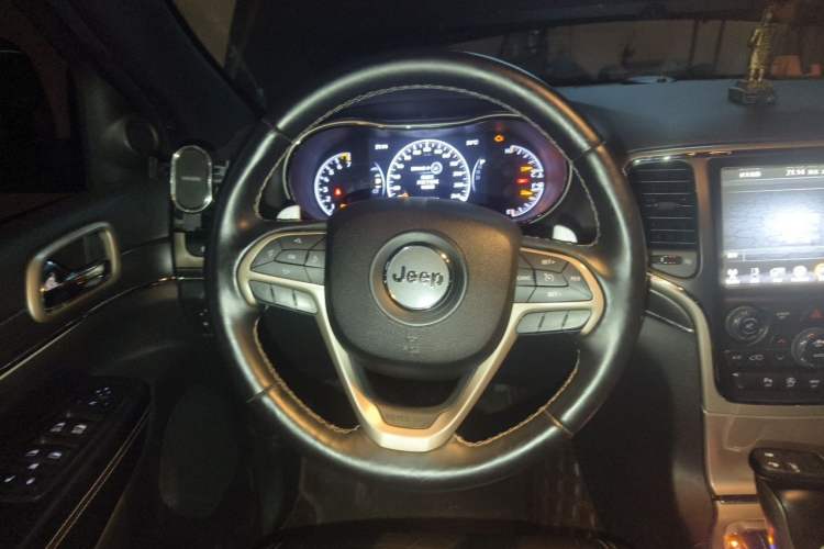 Used Jeep Grand Cherokee 2016 3.0L Comfort Navigation Edition Steering Wheel