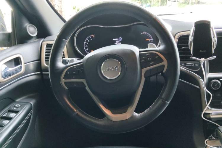 Used Jeep Grand Cherokee 2016 3.0L Comfort Navigation Edition Steering Wheel