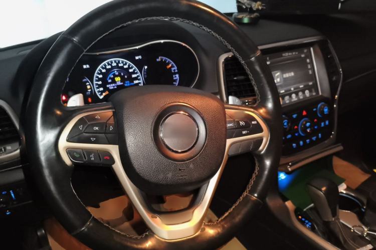 Used Jeep Grand Cherokee 2016 3.0L Comfort Navigation Edition Steering Wheel