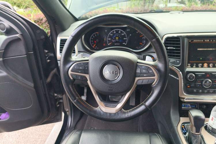 Used Jeep Grand Cherokee 2016 3.0L Elite Navigation Edition Steering Wheel