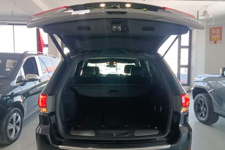 Used Jeep Grand Cherokee 2016 3.0L Comfort Navigation Edition Trunk