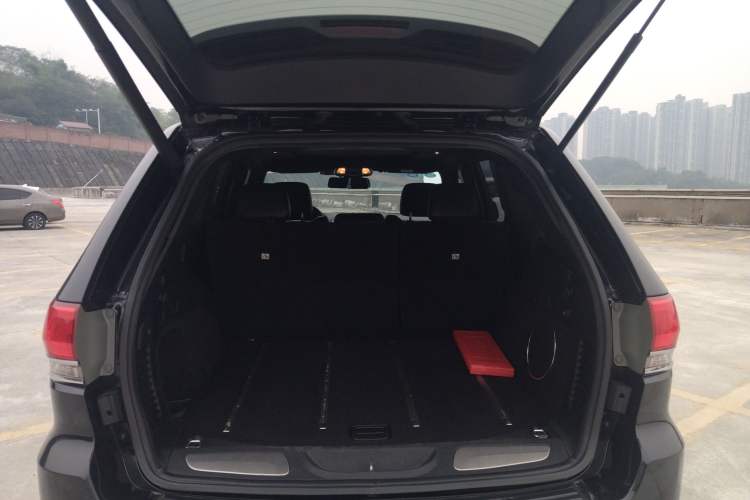 Used Jeep Grand Cherokee 2016 3.0L Comfort Navigation Edition Trunk