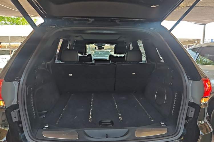 Used Jeep Grand Cherokee 2016 3.0L Comfort Navigation Edition Trunk