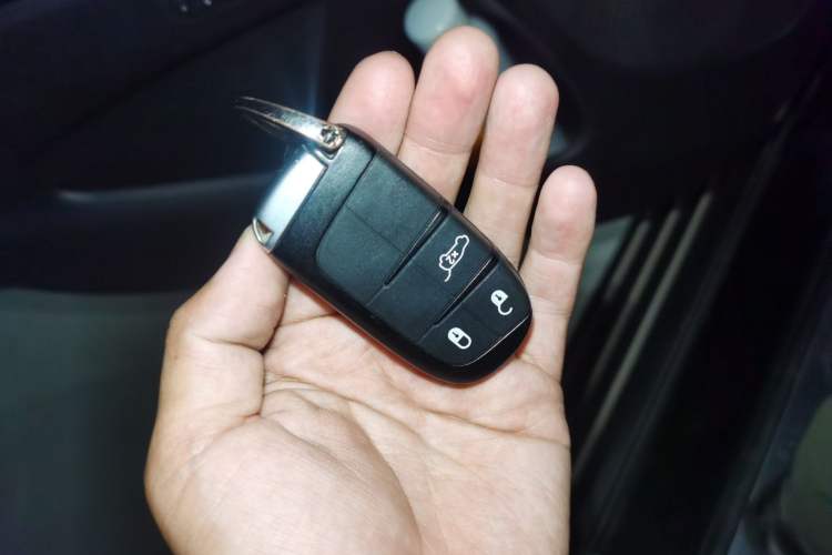 Used Jeep Grand Cherokee 2016 3.0L Comfort Navigation Edition Vehicle Key
