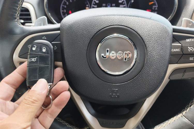 Used Jeep Grand Cherokee 2016 3.0L Comfort Navigation Edition Vehicle Key