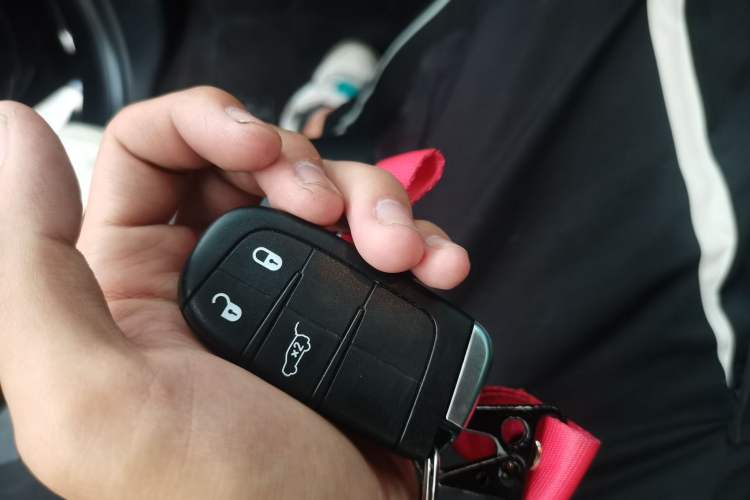 Used Jeep Grand Cherokee 2016 3.0L Comfort Navigation Edition Vehicle Key