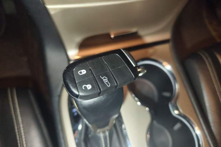 Used Jeep Grand Cherokee 2016 3.0L Comfort Navigation Edition Vehicle Key