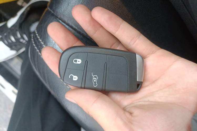 Used Jeep Grand Cherokee 2016 3.0L Comfort Navigation Edition Vehicle Key