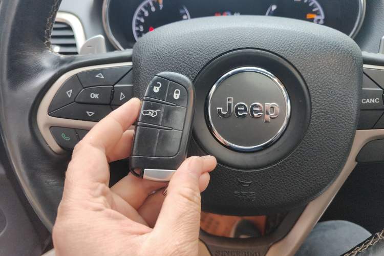 Used Jeep Grand Cherokee 2016 3.0L Comfort Navigation Edition Vehicle Key