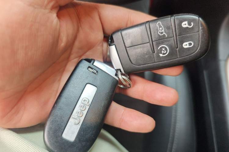 Used Jeep Grand Cherokee 2016 3.0L Comfort Navigation Edition Vehicle Key