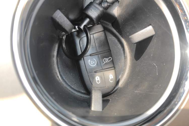 Used Jeep Grand Cherokee 2016 3.0L Comfort Navigation Edition Vehicle Key