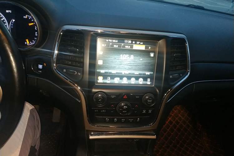 Used Jeep Grand Cherokee 2016 3.0L Comfort Navigation Edition Audio And AC Panel
