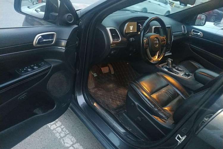 Used Jeep Grand Cherokee 2016 3.0L Comfort Navigation Edition Driver Seat