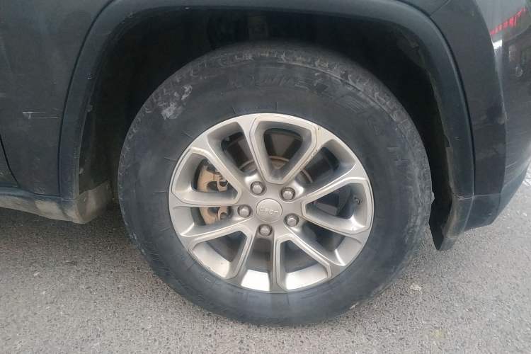 Used Jeep Grand Cherokee 2016 3.0L Comfort Navigation Edition Right Front Wheel Hub