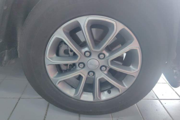 Used Jeep Grand Cherokee 2016 3.0L Comfort Navigation Edition Right Front Wheel Hub