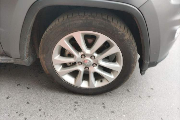 Used Jeep Grand Cherokee 2016 3.0L Elite Navigation Edition Right Front Wheel Hub