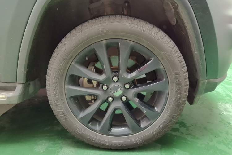 Used Jeep Grand Cherokee 2016 3.0L Elite Navigation Edition Right Front Wheel Hub