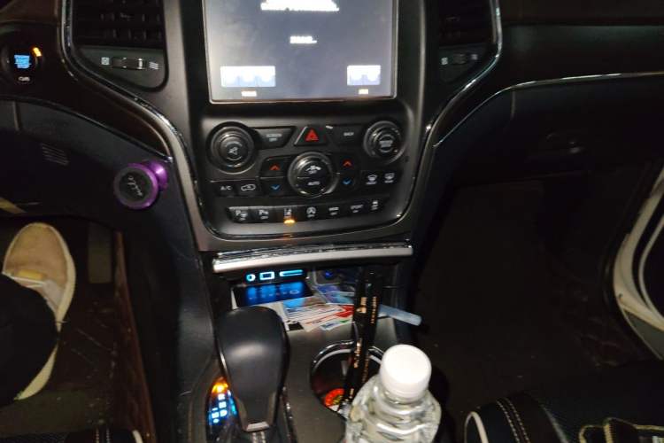 Used Jeep Grand Cherokee 2016 3.6L Luxury Navigation Edition Audio And AC Panel