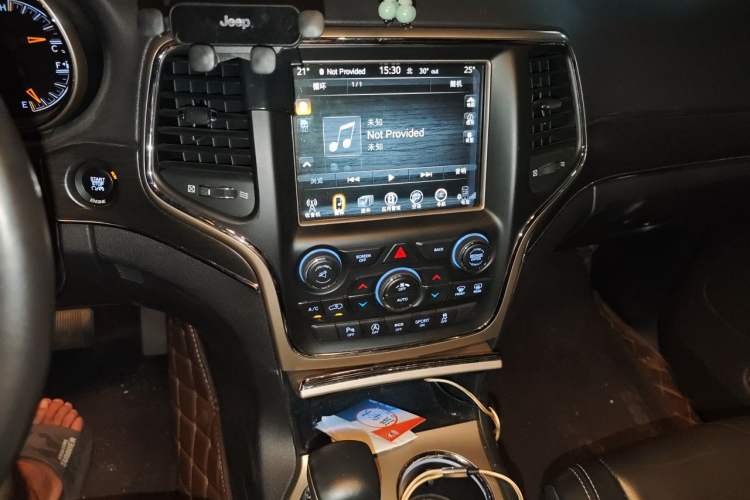 Used Jeep Grand Cherokee 2016 3.0L Comfort Navigation Edition Audio And AC Panel