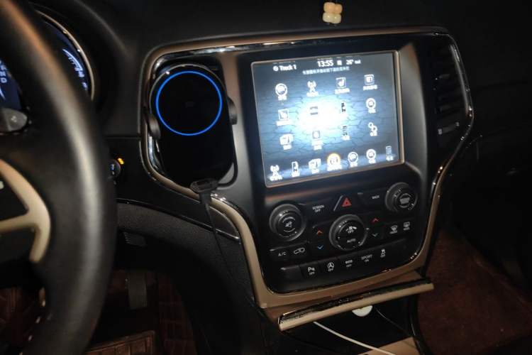 Used Jeep Grand Cherokee 2016 3.0L Comfort Navigation Edition Audio And AC Panel
