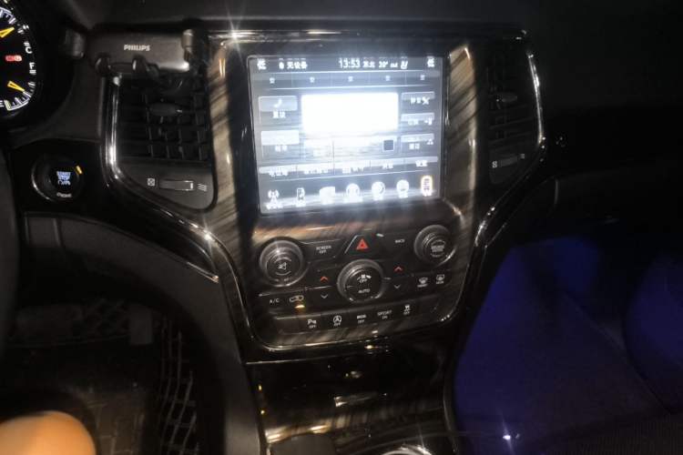 Used Jeep Grand Cherokee 2016 3.6L 75th Anniversary Tribute Edition Audio And AC Panel