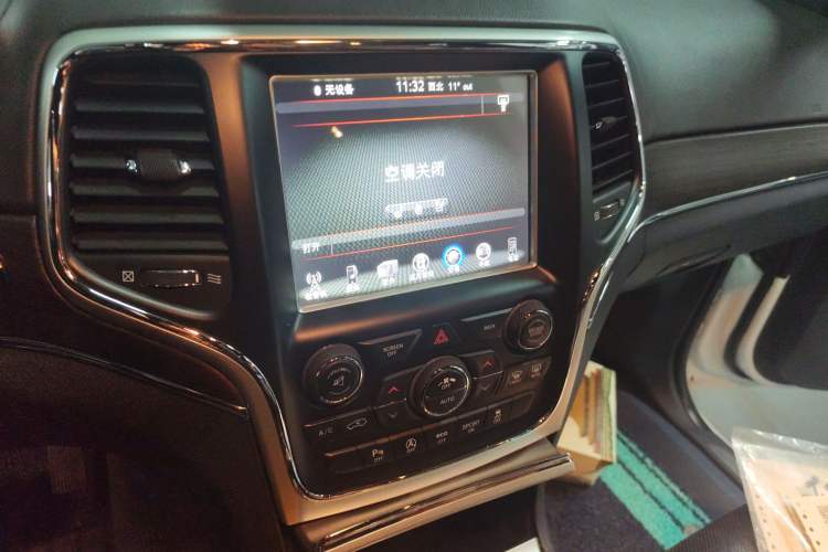 Used Jeep Grand Cherokee 2016 3.6L Luxury Navigation Edition Audio And AC Panel