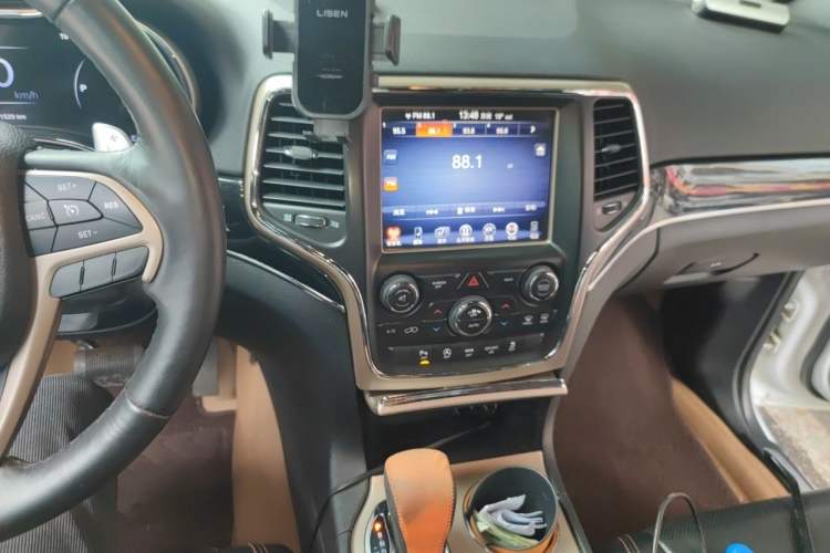 Used Jeep Grand Cherokee 2016 3.6L 75th Anniversary Tribute Edition Audio And AC Panel